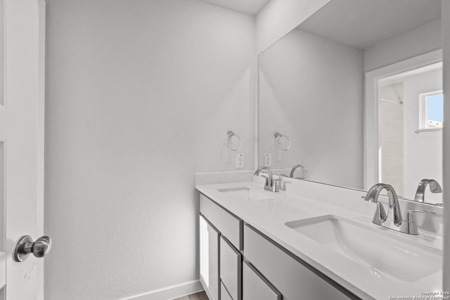 Close-up of interior finishes inside a home in Senna, Leon Valley (Image 10).