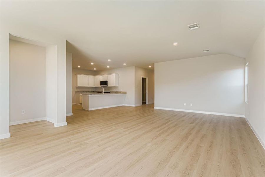Spacious, unfurnished interior of a new home in Middlefield Village, Dallas (Image 16).