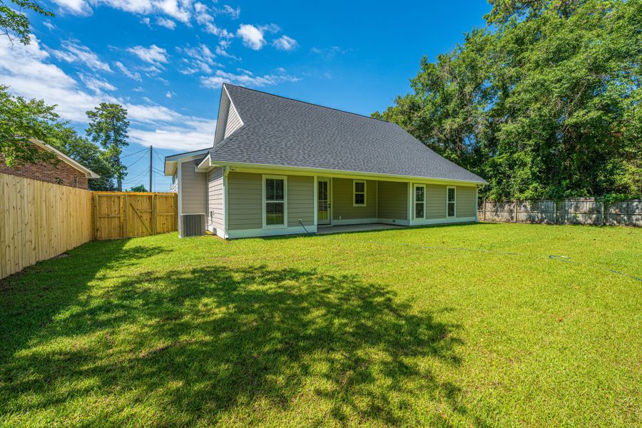 Exterior details and patio area of a home in , Hanahan (Image 3).
