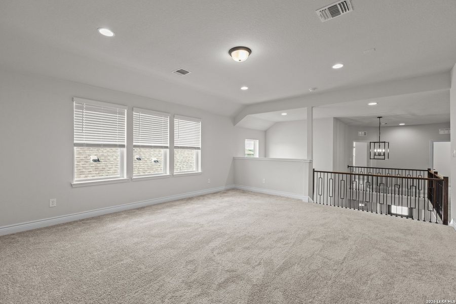 Spacious, unfurnished interior of a new home in Bison Ridge, San Antonio (Image 9).