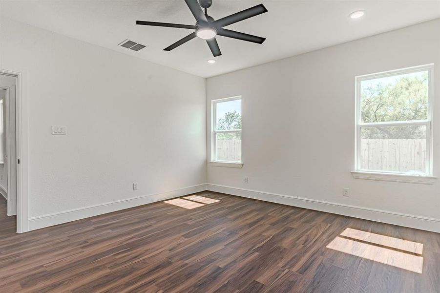 Spacious, unfurnished interior of a new home in , Granbury (Image 25).