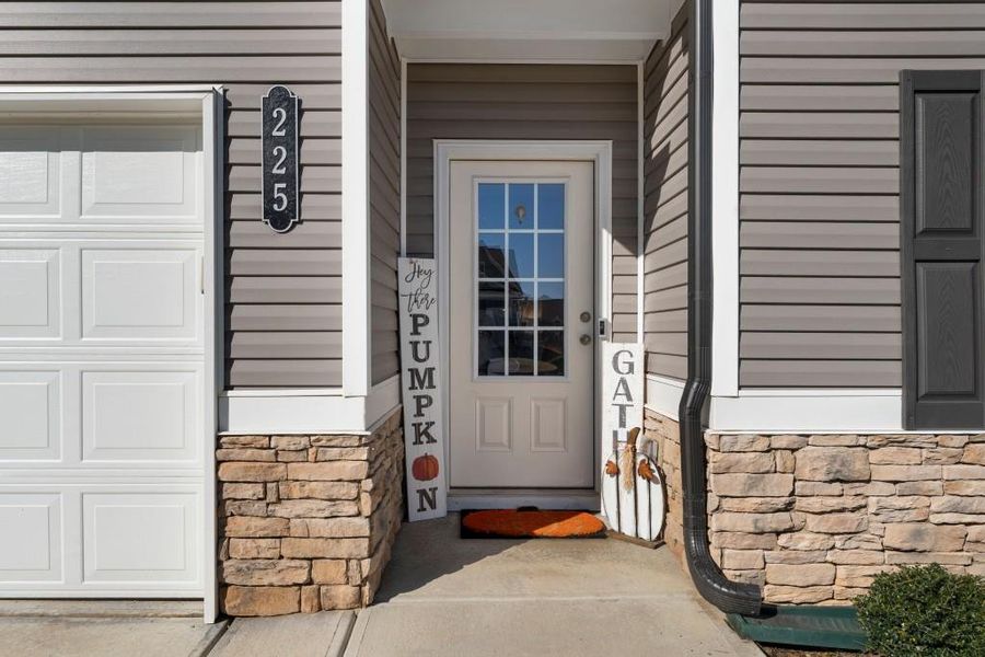 Exterior details and patio area of a home in Sycamore Crest, Calhoun (Image 3).
