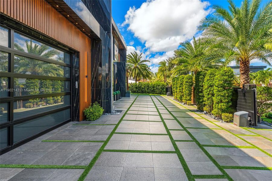 Exterior details and patio area of a home in , Fort Lauderdale (Image 2). Exterior details and patio area of a home in , Fort Lauderdale (Image 2).