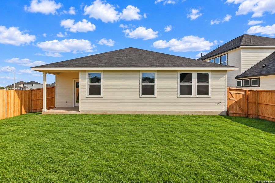 Exterior details and patio area of a home in Hannah Heights, Seguin (Image 3).