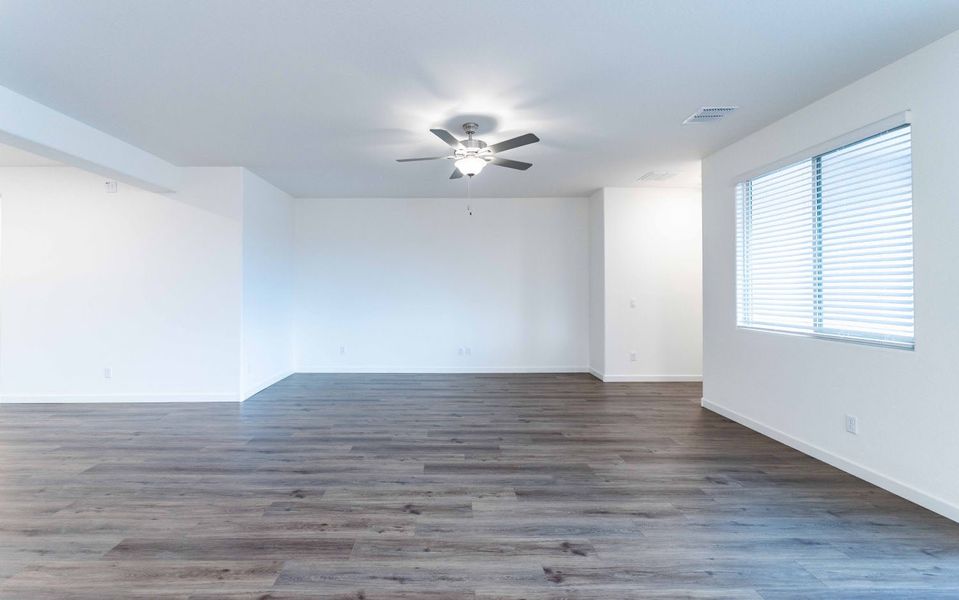 Spacious, unfurnished interior of a new home in Rancho Mirage, Maricopa (Image 12).