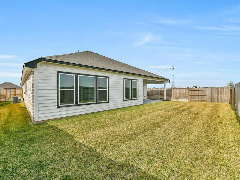 Exterior details and patio area of a home in Lago Mar, Texas City (Image 25).