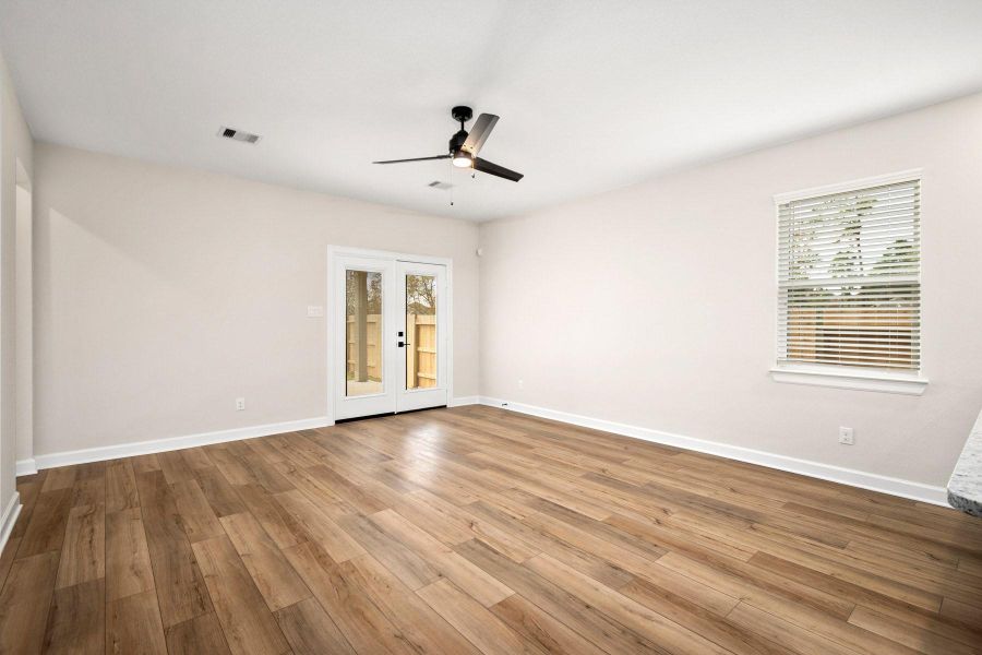 Spacious, unfurnished interior of a new home in Wedgewood Forest, Conroe (Image 10).