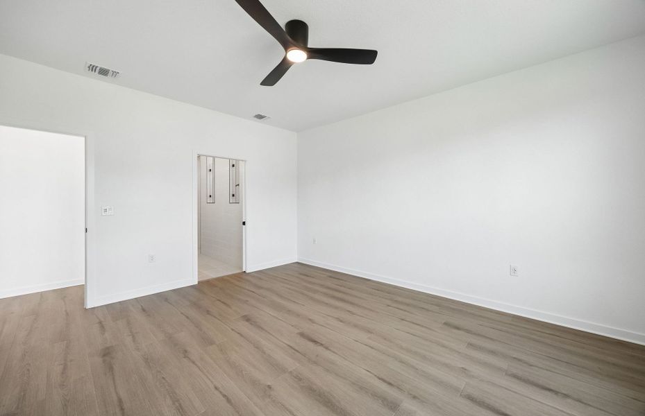 Spacious, unfurnished interior of a new home in Sun City Texas, Georgetown (Image 27).
