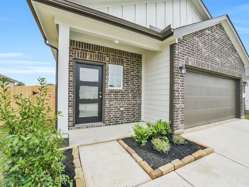 Exterior details and patio area of a home in Caney Creek Place, Conroe (Image 3).