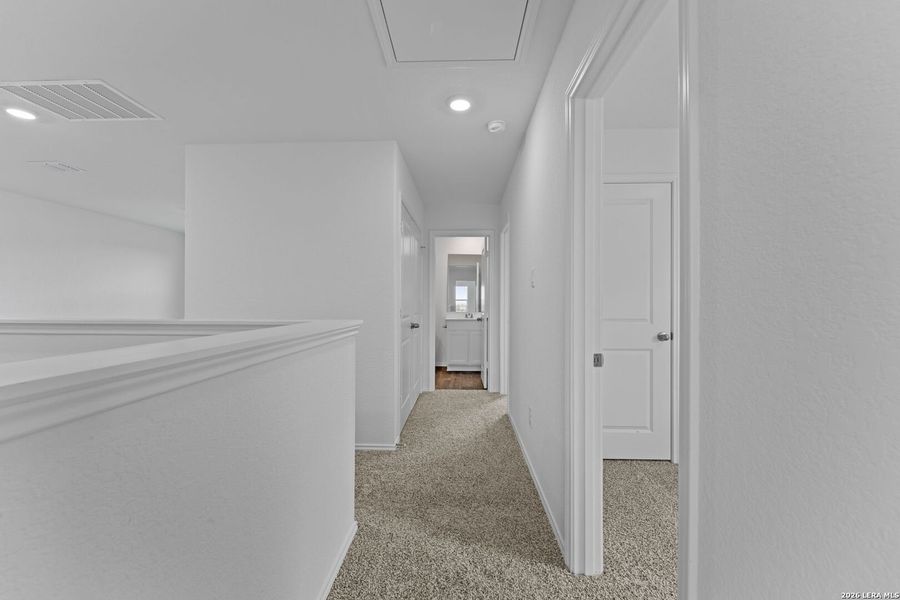 Spacious, unfurnished interior of a new home in Avenida, Converse (Image 30).