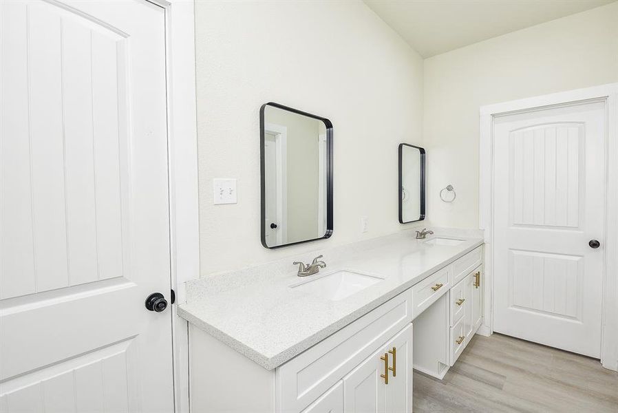 Primary En-Suite Bathroom with Double Sinks, Walk-In Closet and Large Shower.