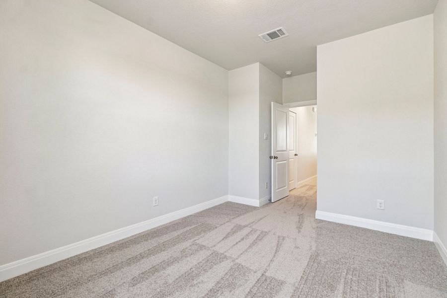 Spacious, unfurnished interior of a new home in 6 Creeks, Kyle (Image 33).
