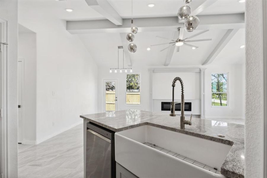 Beautiful kitchen with gorgeous finishes and cabinetry!