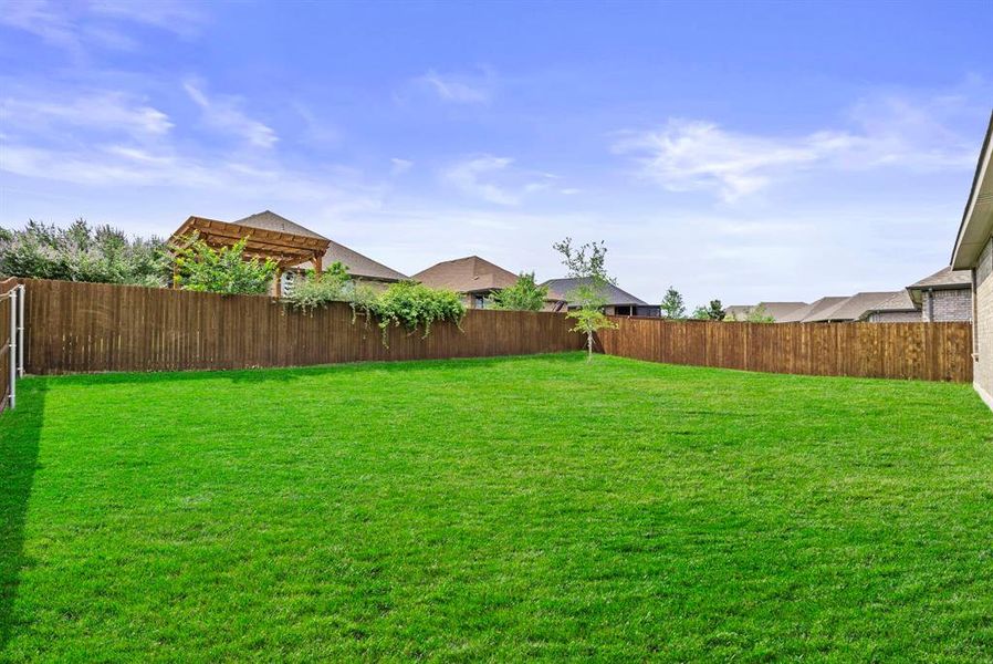 Exterior details and patio area of a home in Saratoga, Granbury (Image 3).