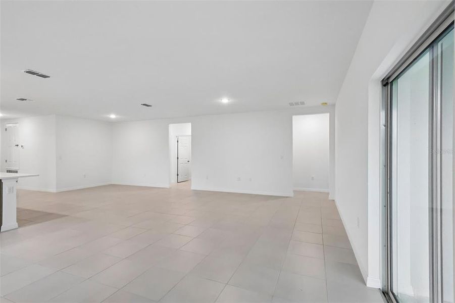 Spacious, unfurnished interior of a new home in Eagletail Landings, Howey-in-the-Hills (Image 19).