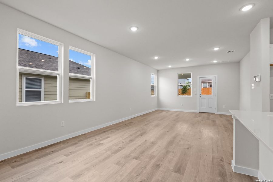 Spacious, unfurnished interior of a new home in Mesa Vista, San Antonio (Image 25).