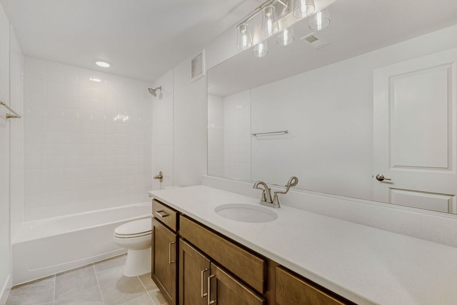 8118 Pennydale - Full Bathroom