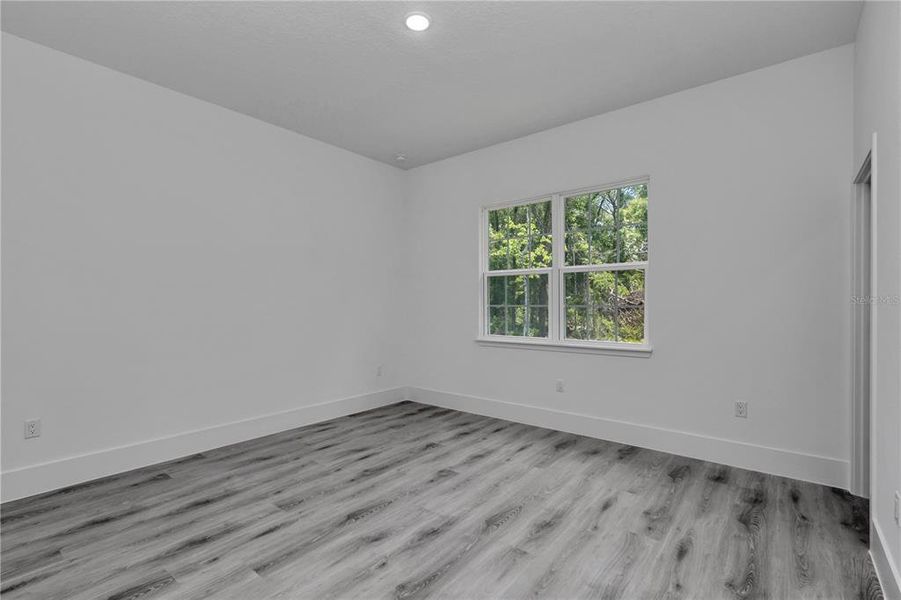 Spacious, unfurnished interior of a new home in , Dunnellon (Image 31).