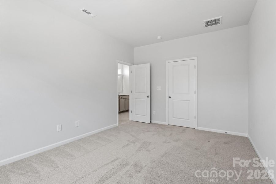 Spacious, unfurnished interior of a new home in Sloan Station, Charlotte (Image 14).