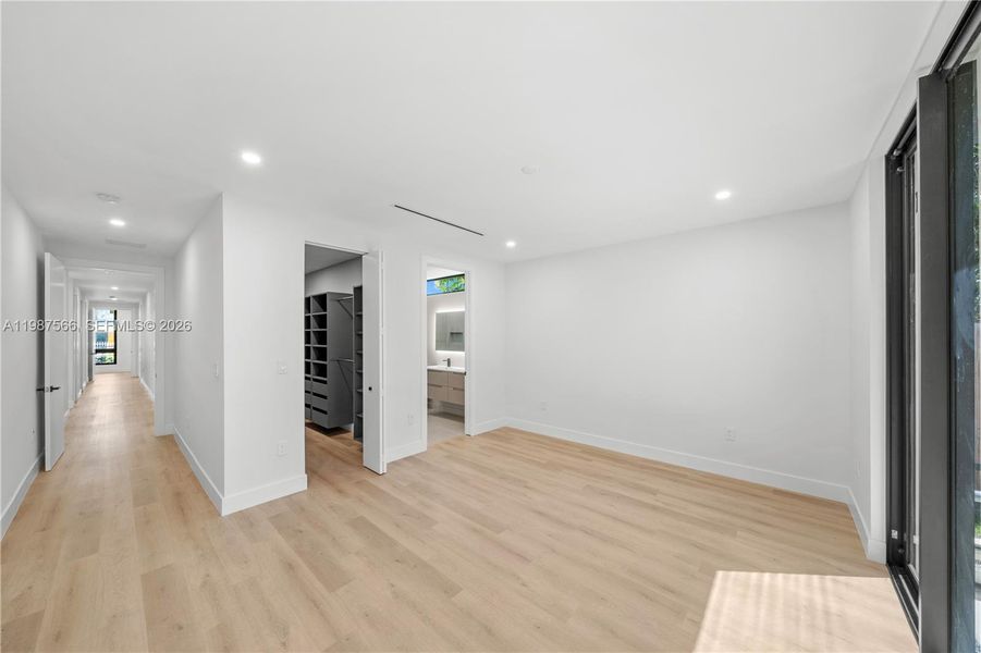 Spacious, unfurnished interior of a new home in , Miami (Image 38).