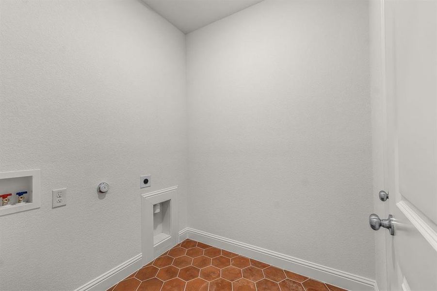 Spacious, unfurnished interior of a new home in , Weatherford (Image 15).