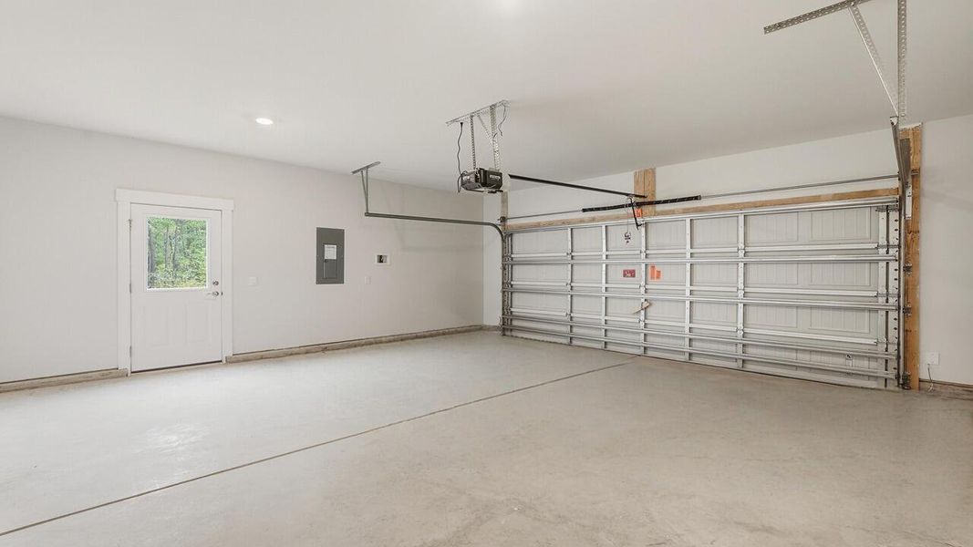 Spacious, unfurnished interior of a new home in Sheep Island, Summerville (Image 23).