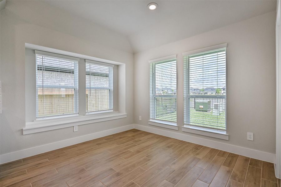 Spacious, unfurnished interior of a new home in Laurel Landing, Alvin (Image 25).