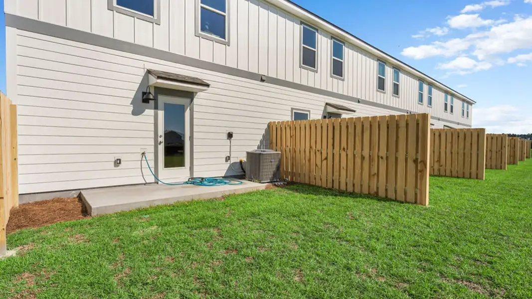 Exterior details and patio area of a home in Abilene Acres, Tallahassee (Image 3).
