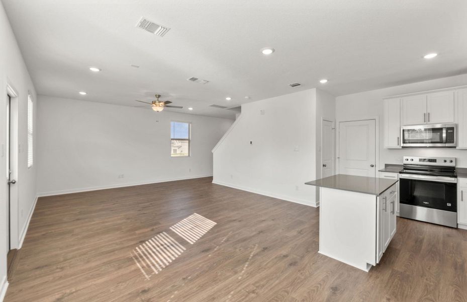 Spacious, unfurnished interior of a new home in Sunfield, Buda (Image 14).