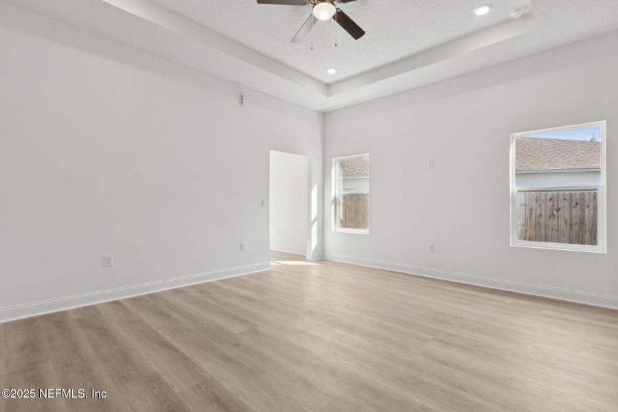 Spacious, unfurnished interior of a new home in , Middleburg (Image 39).