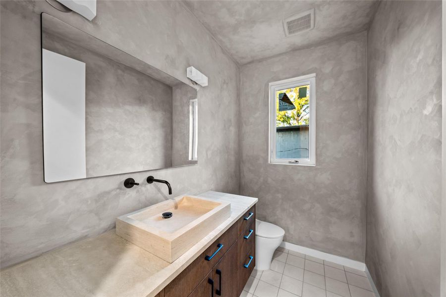 Main level powder bath