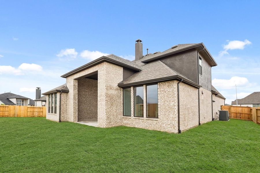 Exterior details and patio area of a home in Grange, Katy (Image 5).