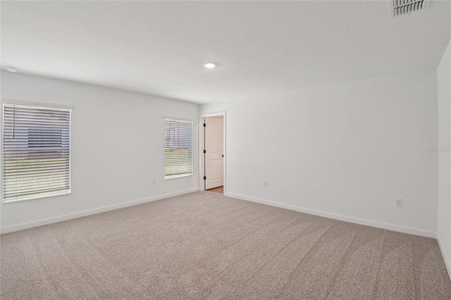 Spacious, unfurnished interior of a new home in Royal Highlands, Weeki Wachee (Image 12).