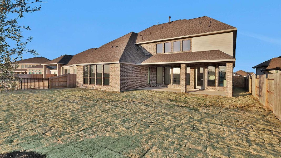 Exterior details and patio area of a home in Valencia, Manvel (Image 4).