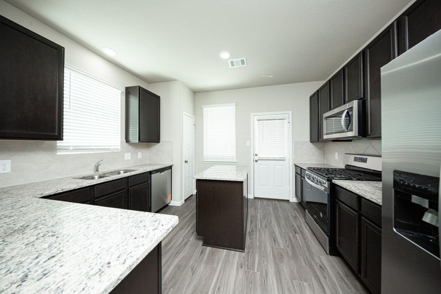 Furnished interior view inside a new home in Mackenzie Creek, Conroe (Image 4).