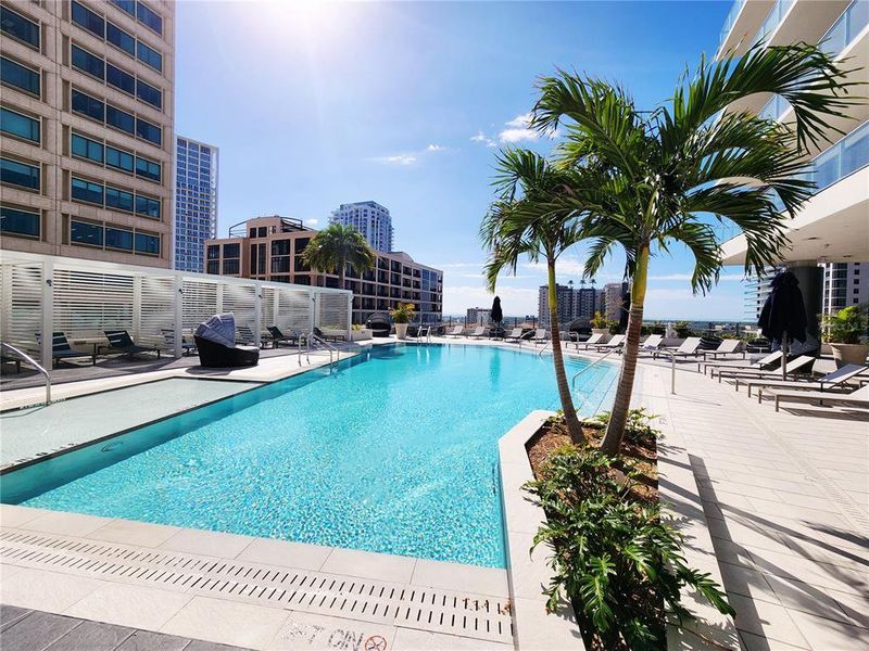 Condo located in St. Petersburg, FL showcasing its design and architecture (Image 25).