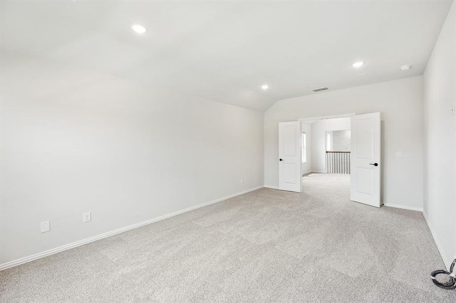 Spacious, unfurnished interior of a new home in Sonoma Verde, Rockwall (Image 32).