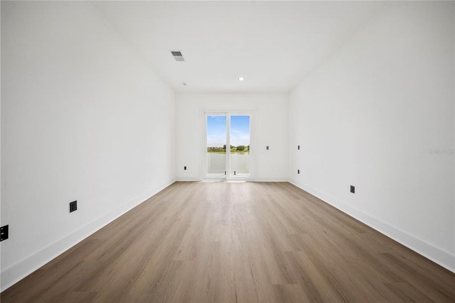 Spacious, unfurnished interior of a new home in , Lake Alfred (Image 46).