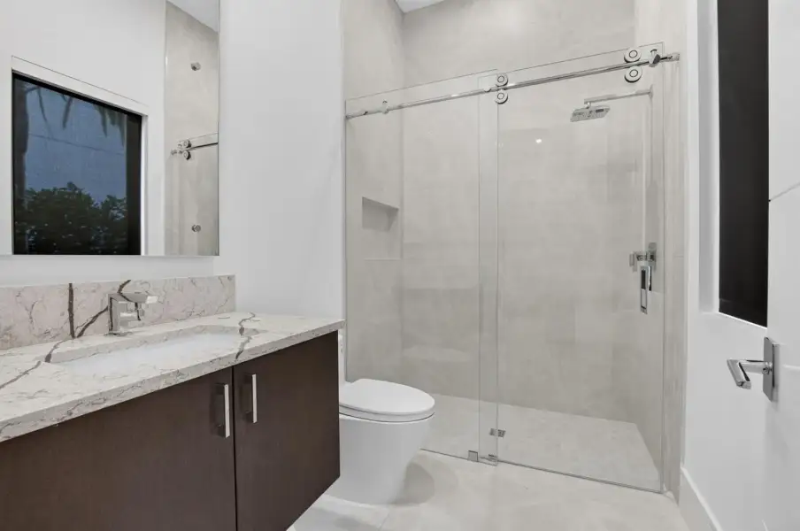 1ST FLOOR FULL BATH