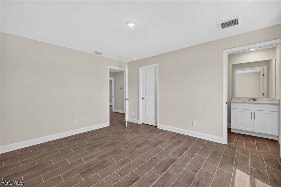 Spacious, unfurnished interior of a new home in Cape Coral, Cape Coral (Image 25).