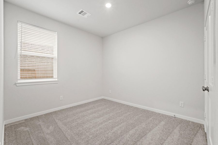 Spacious, unfurnished interior of a new home in Lago Mar, Texas City (Image 15).