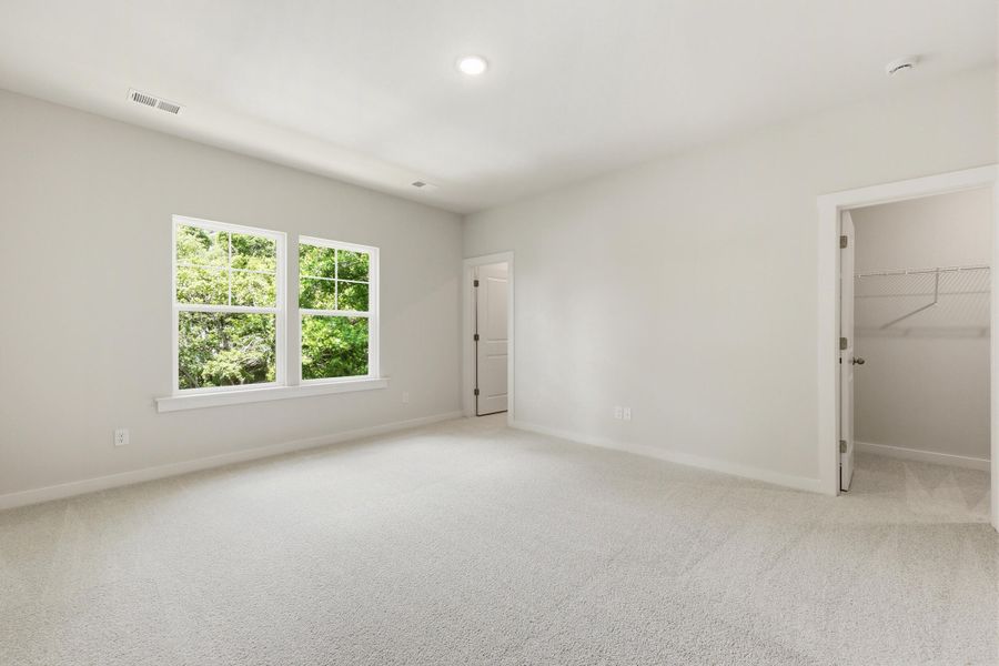 Spacious, unfurnished interior of a new home in Rhetts Cove, Johns Island (Image 19).
