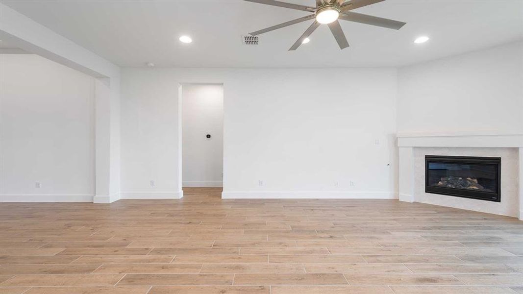 Spacious, unfurnished interior of a new home in Myrtle Creek 60', Waxahachie (Image 20).