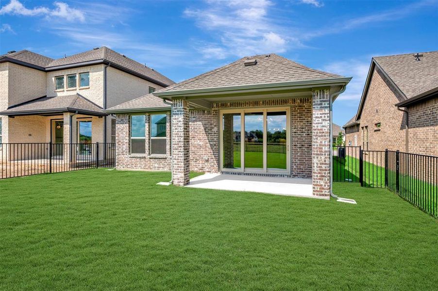 Exterior details and patio area of a home in Heath Golf & Yacht Villas, Heath (Image 3).