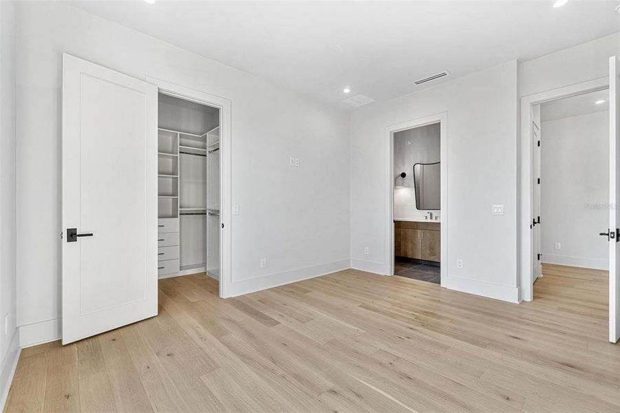 Spacious, unfurnished interior of a new home in , Tampa (Image 28).