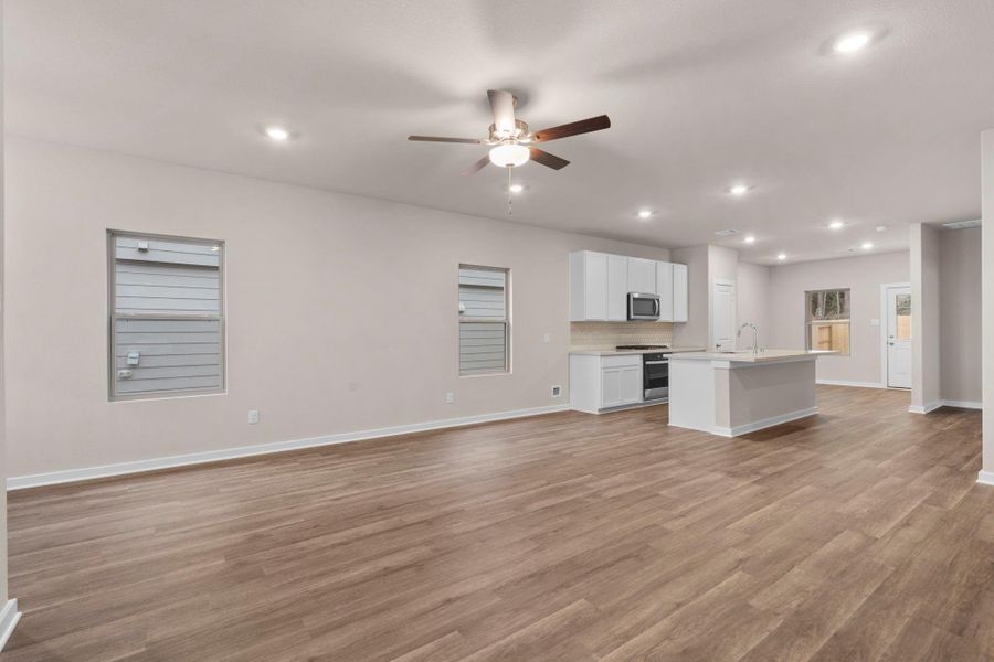 Spacious, unfurnished interior of a new home in Westridge Cove 40', Panorama Village (Image 24).