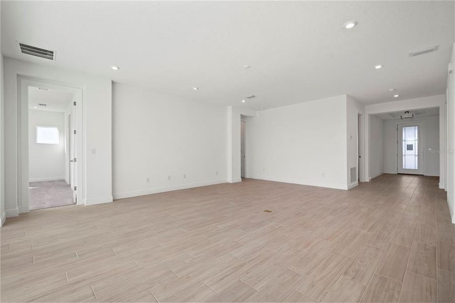 Spacious, unfurnished interior of a new home in Fieldstone, Plant City (Image 19).