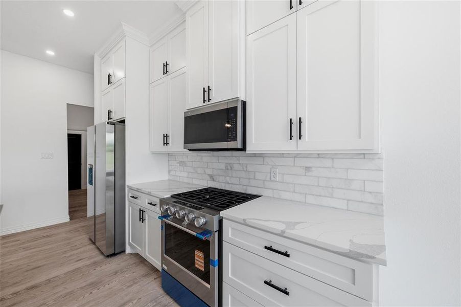 Furnished interior view inside a new home in , Corsicana (Image 7).