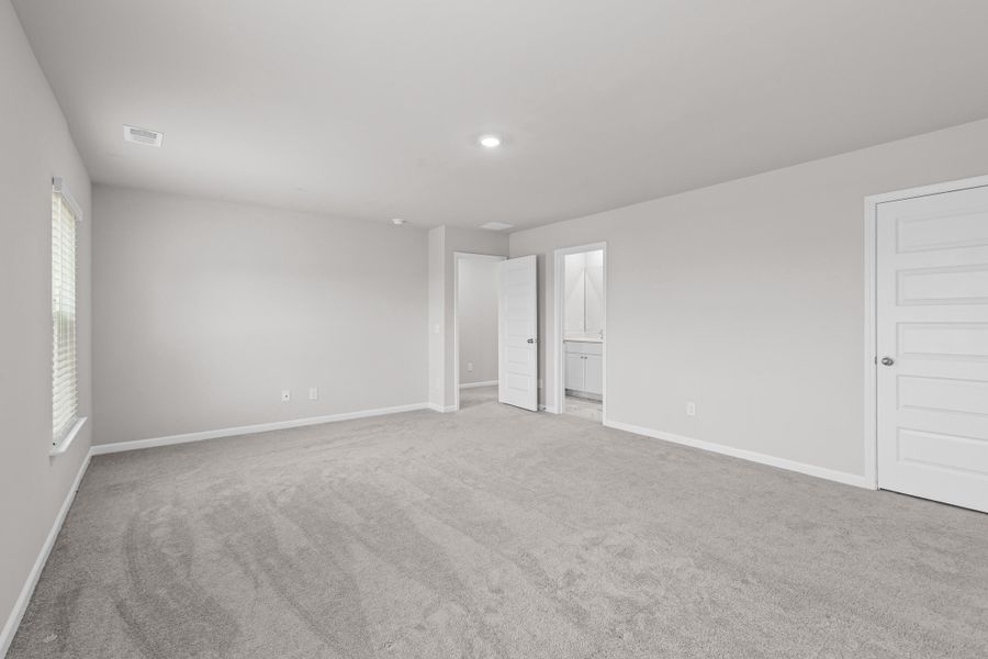 Spacious, unfurnished interior of a new home in Sweetgrass at Summers Corner, Summerville (Image 39).