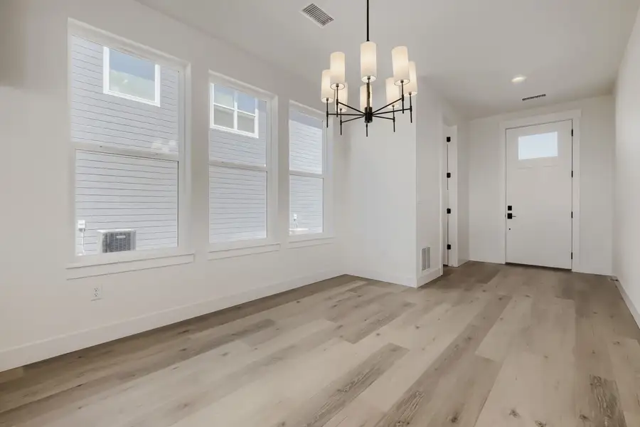 7923 Polson - Dining Area